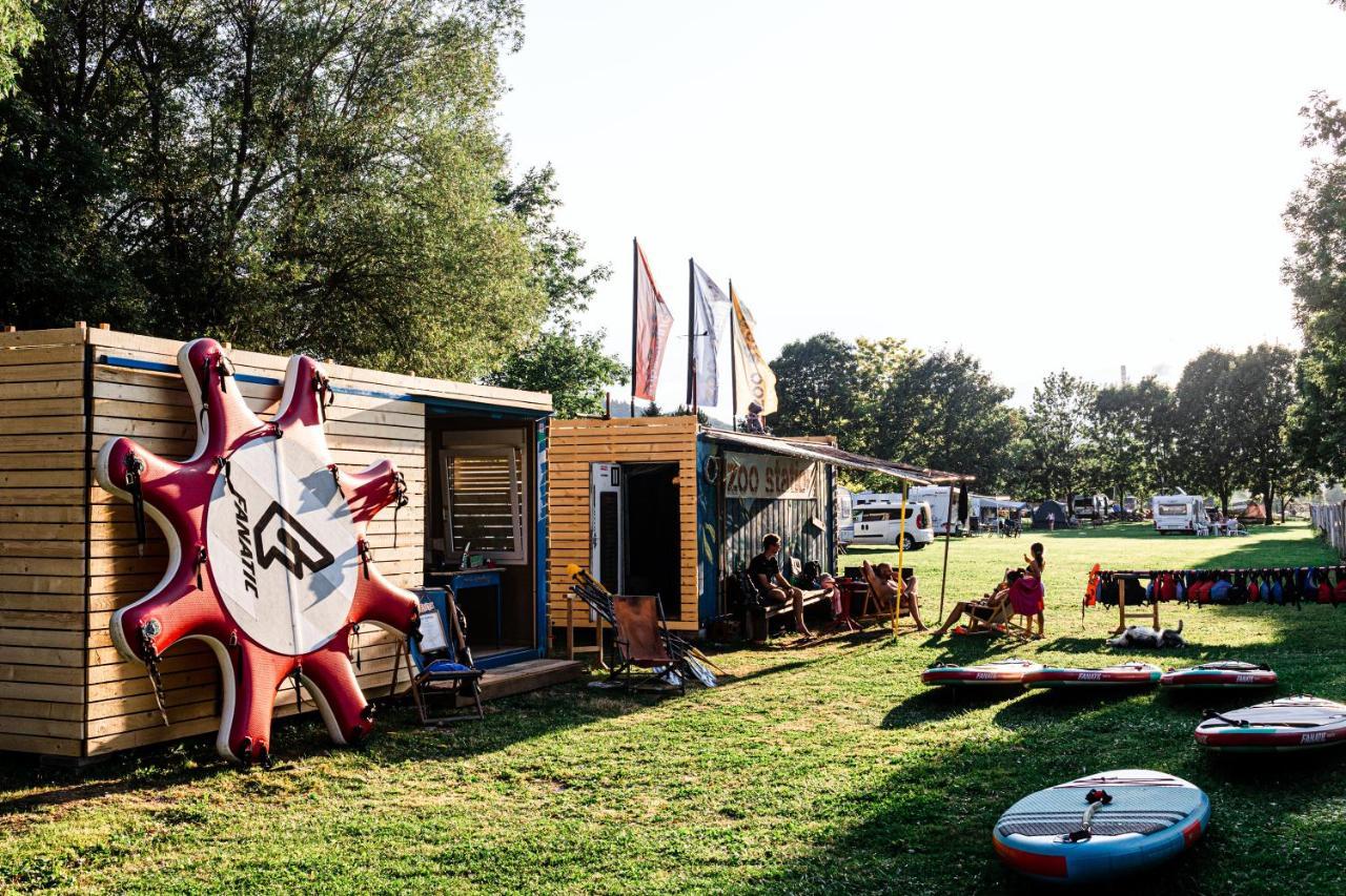 Camp *